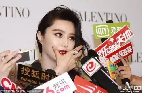 范冰冰出席活动 手戴钻戒抢眼[高清大图]_娱乐频道_凤凰网