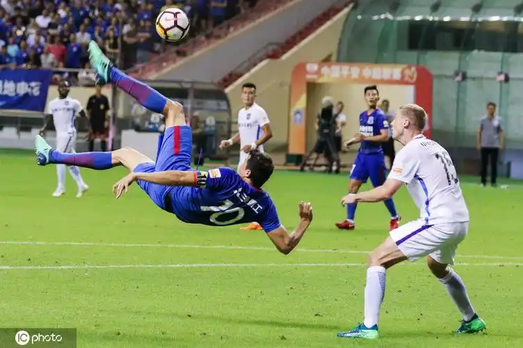 最惊艳动作中超国足赛场倒钩瞬间莫雷诺武磊谁更潇洒