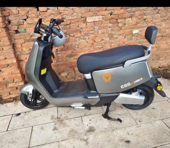 雅迪电动车e82023pro冠能二代72v石墨烯大功率长续航外卖电动摩托车e8