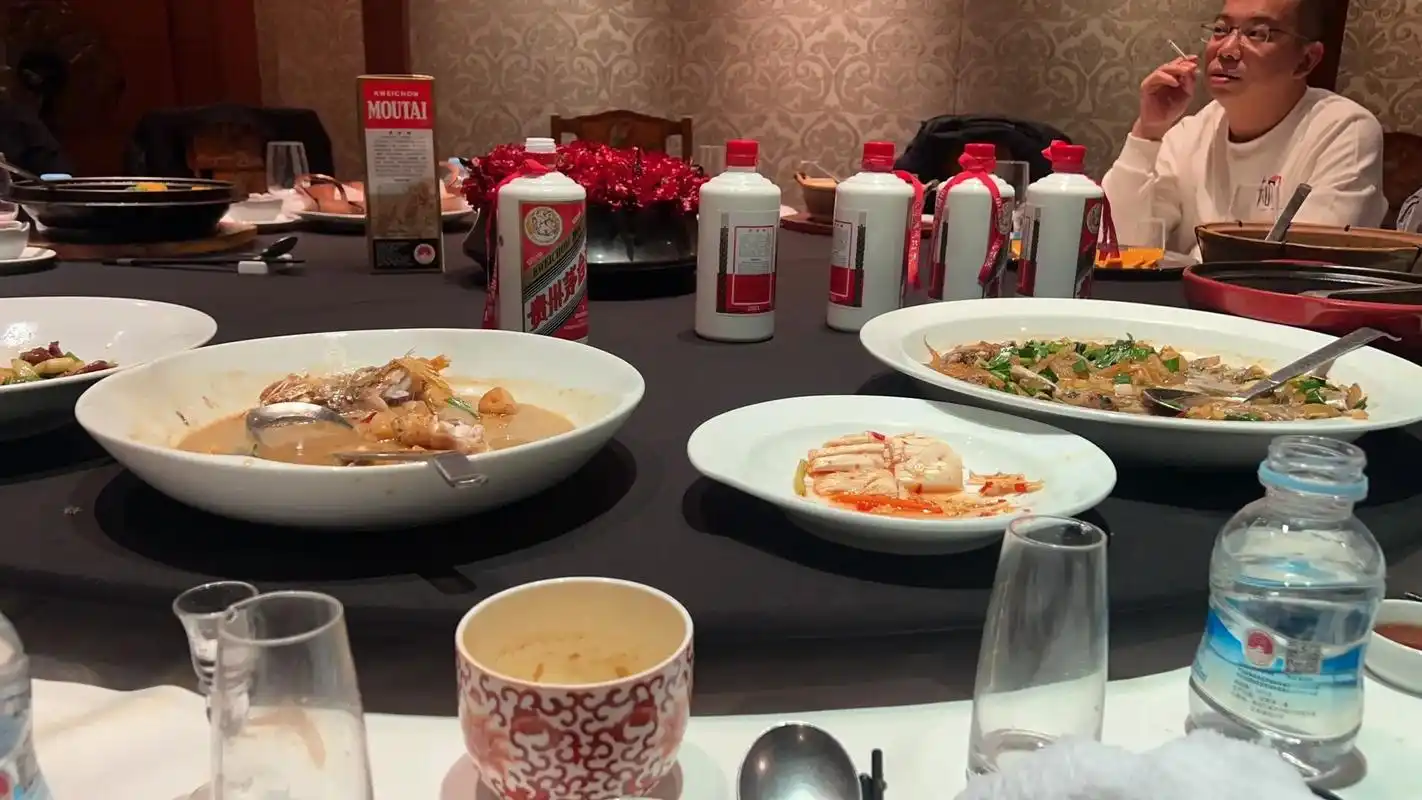 把酒倒满来个不醉不休 #朋友聚会在一起喝酒嗨起来 #祝朋友 - 抖音