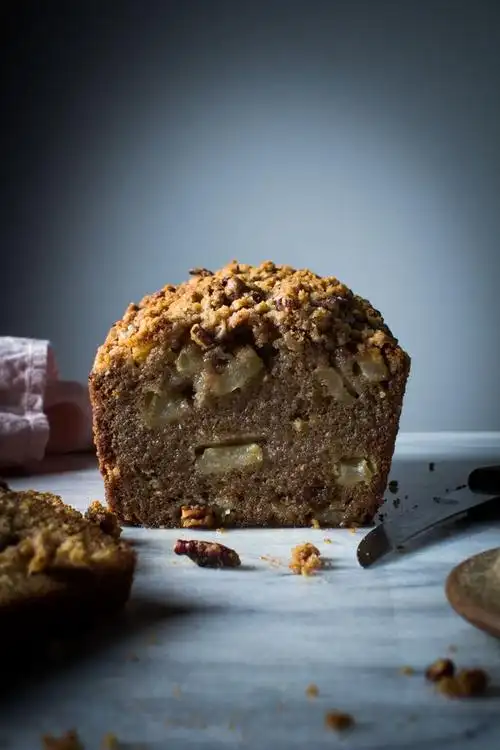 apple cinnamon loaf with a pecan crumble topping : weve taken a