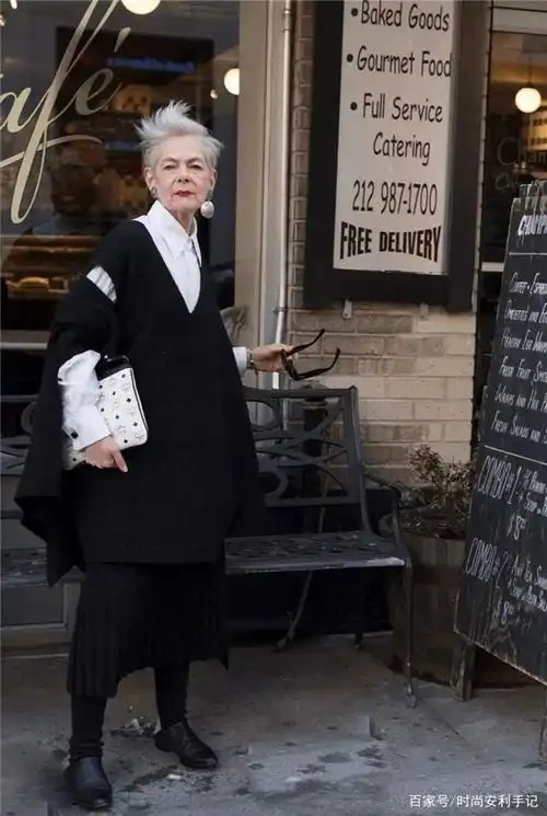 时尚真的与年龄无关!这位70岁奶奶的时髦穿搭,越老越有范儿