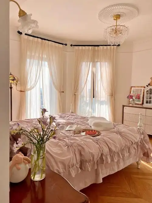 粉紫色的卧室,在阳光加持下太梦幻啦!