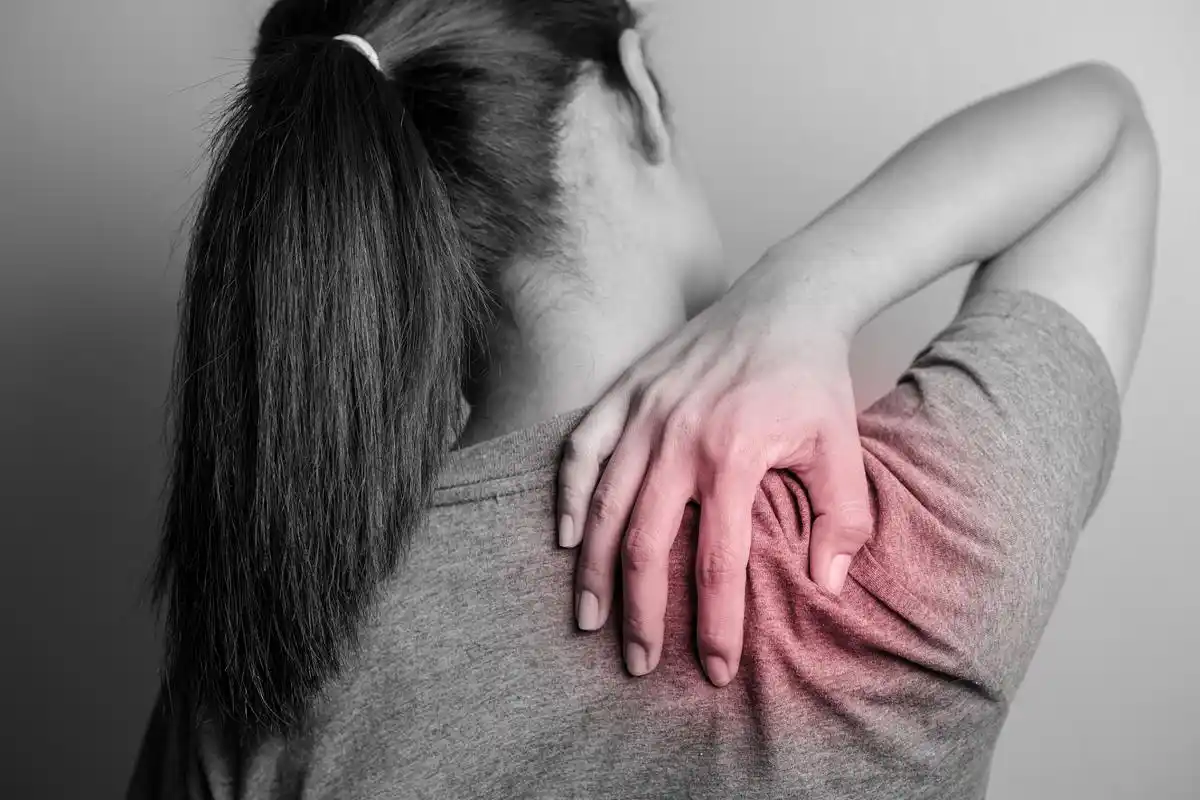 在日常生活中,许多人常常会感到背部疼痛.