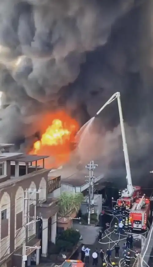 温州一企业发生火灾现场火光滔天消防几小时才扑灭