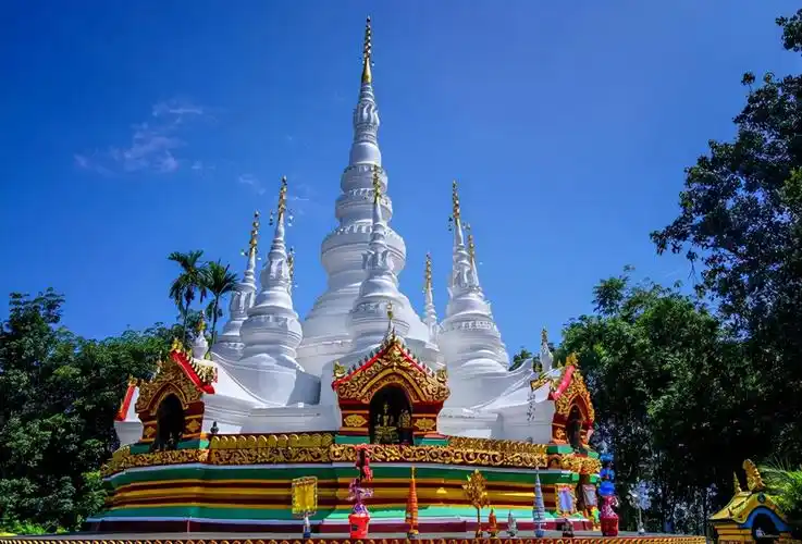 白塔坐落在景洪市东南2000米处的曼听公园内.白塔结构新颖,风格别致.