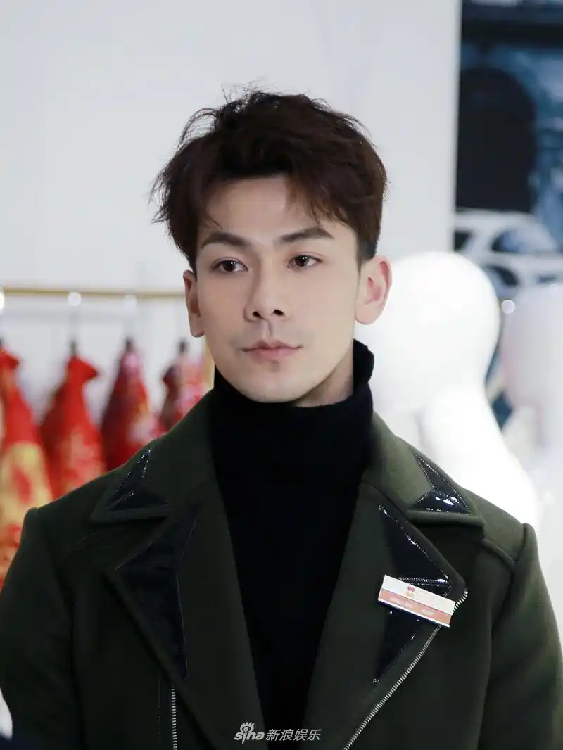 明星婚礼管家戴向宇携妻亮相 甜蜜互动分享结婚经验