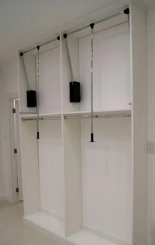 衣柜做到顶,上下2层挂衣区,收纳是足了,但高处拿取成了个难题