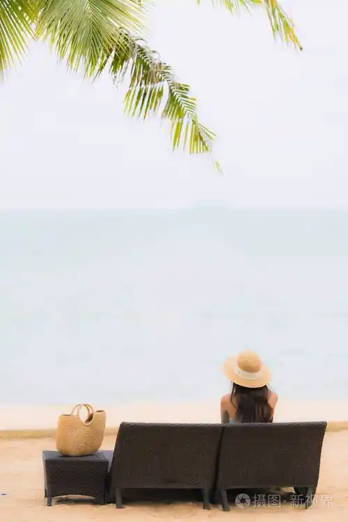 美丽的肖像年轻的亚洲女人快乐的微笑放松周围是