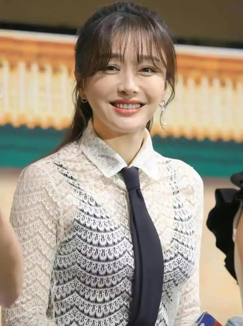 生图下的秦岚太美了,真看不出是43岁的人,优雅又显年轻