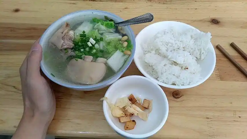 蹄花饭,小碗的12块钱,米饭和泡菜免费的!