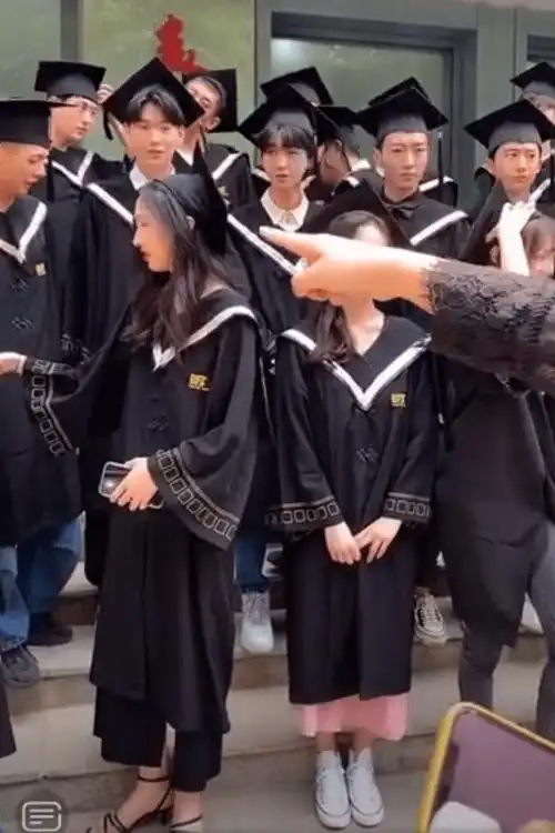 关晓彤晒学士服毕业照,素颜出镜皮肤超白,和众同学相处融洽_因为_笑容