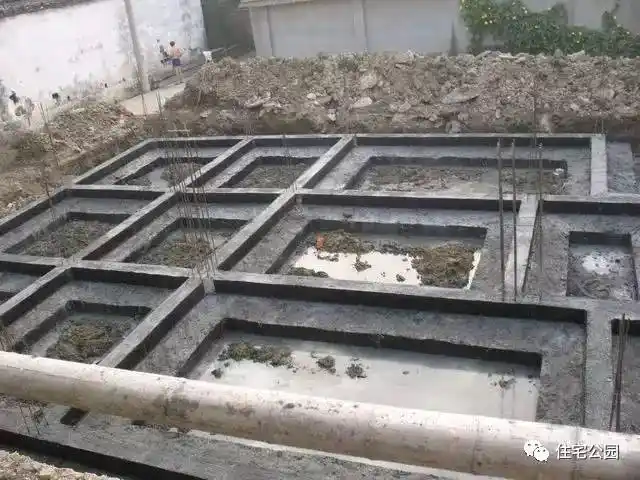 按上部结构分为墙下条形基础和柱下条形基础.