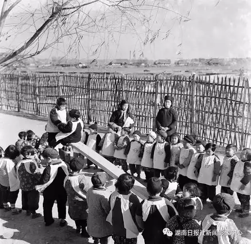 1958年10月13日,浏阳金刚乡第一幼儿园里,教养员正教小朋友唱歌