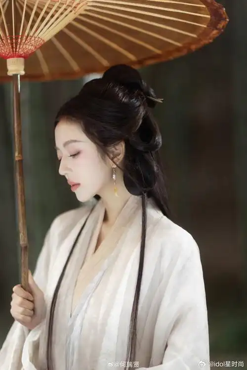何瑞贤古风撑伞写真##何瑞贤竹林撑伞写真