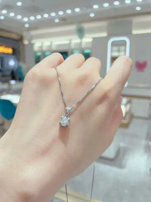 老凤祥钻石项链至爱倾心挂坠