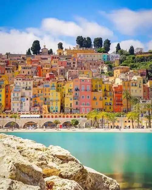 疑似彩虹落人间彩色房子的无穷魅力