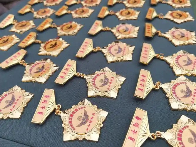 颁发勇士勋章和荣誉证书啦!