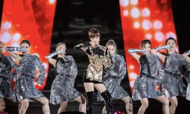 央视中秋晚会:节目很精彩,女明星的服装更吸睛