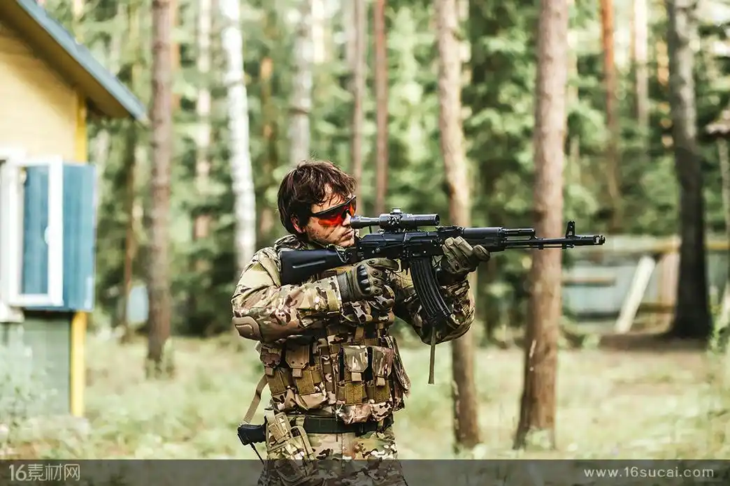 正瞄准射击的外国军人高清摄影图片