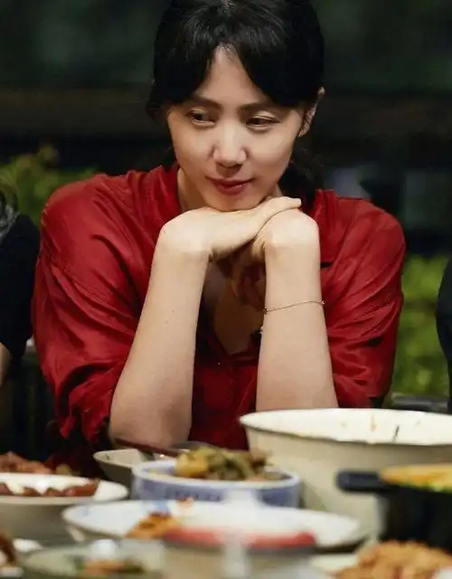 得知妻子要来,黄磊在蘑菇屋里焦急地等待,一向淡定的他一会担心下雨