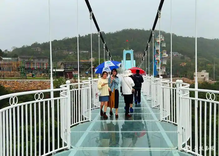 9月27日,浙江省玉环市干江镇上栈头网红景点滨海玻璃吊桥上,游客们在