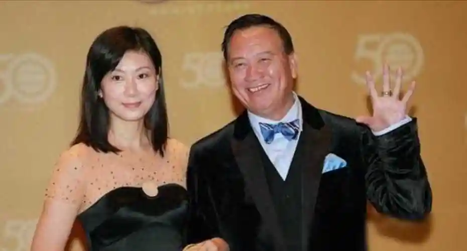 66岁万梓良定居湖南小县城与小15岁空姐娇妻下馆子夫妻秀