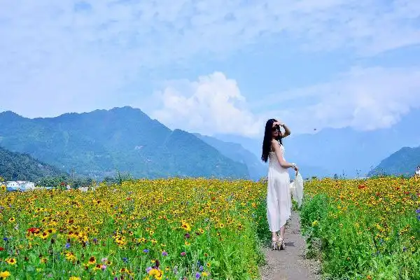 美女在美景中的赞美词