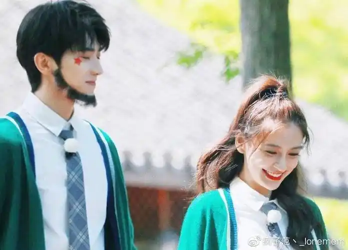 但保养很好,完全不像31岁,所以和蔡徐坤站在一起,真的看起来cp感十足