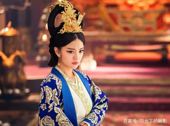 本以为贾静雯,安以轩的皇后扮相已经很美了,但看到她还是愣了!