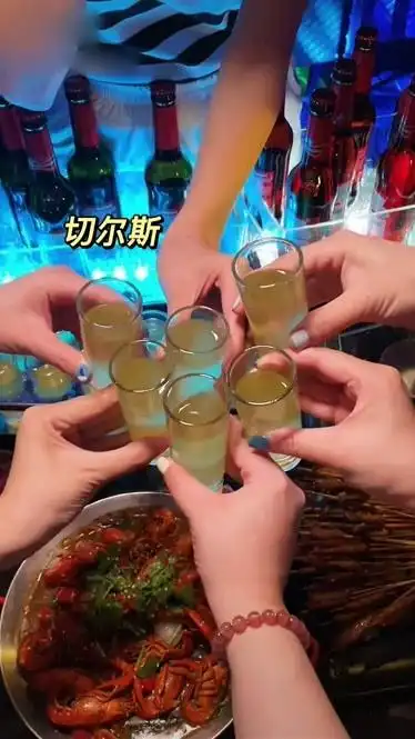 太阳下山就是姐妹喝酒的信号这家平价酒馆真不戳