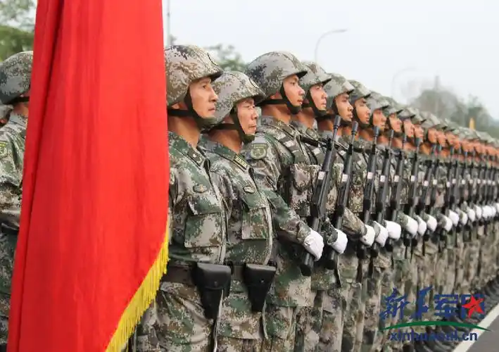 夜袭阳明堡"战斗模范连"英模部队方队——两名将军领队与队员们一起