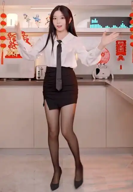 黑丝也能跳广场舞,b站欣小萌秀出实力操作,看完后表示屏幕真香