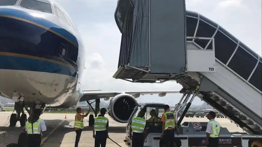 经发设备室管理人员及机场地服公司特车部培训教员对舱门高度及客梯车