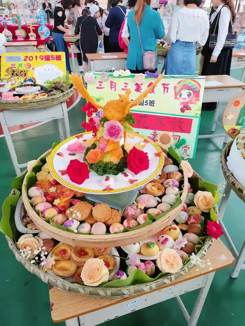 三月三美食节,今天学校搞活动,每个摆盘都是各个家长们为孩子准 - 抖