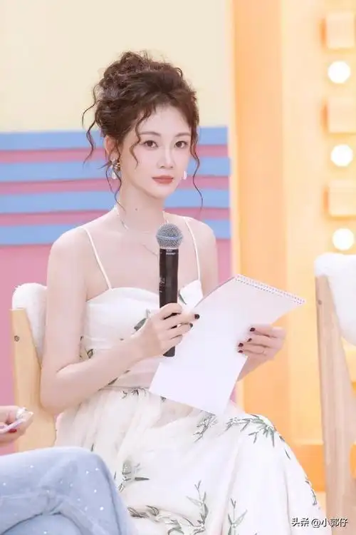 苗苗最新节目美照来袭,白色吊带长裙优雅甜美,气质绝佳!