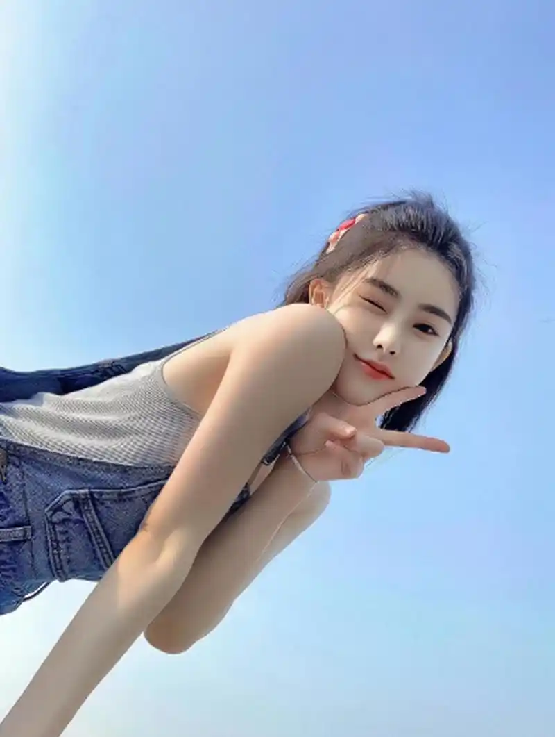 古灵精怪的小姐姐,今年高中毕业咯,可以谈恋爱了