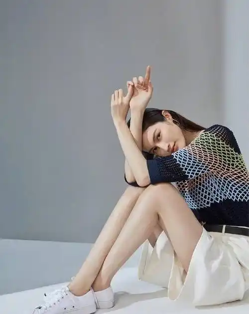 真是青春活力十足,何穗坐在地上,一双细长美腿也是十分抢镜!