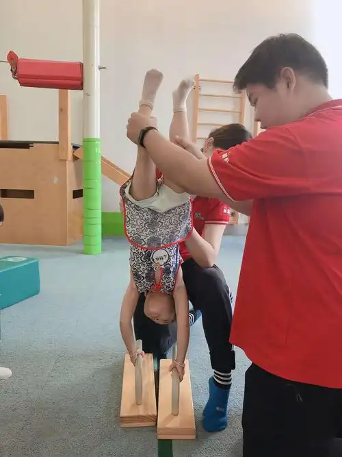 嘿呀!一起来做运动,我会倒立哦,超酷的