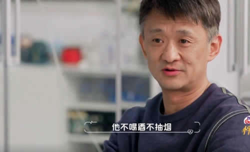 53岁崔伟不容易与人亲近,吃饭让女方请客,黄奕是否太低姿态?