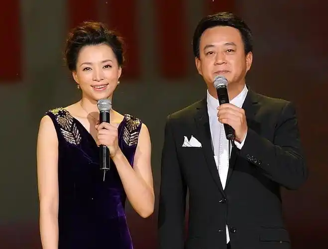 朱军妻子晒朱军生日合照,妻子和朱军同一天生日,一家人十分有爱