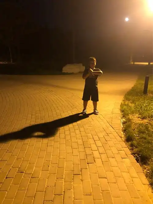 现在路灯的远处,影子很长