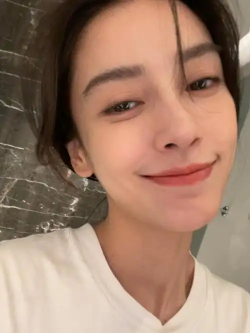 angelababy原相机自拍眼周皱纹尽显