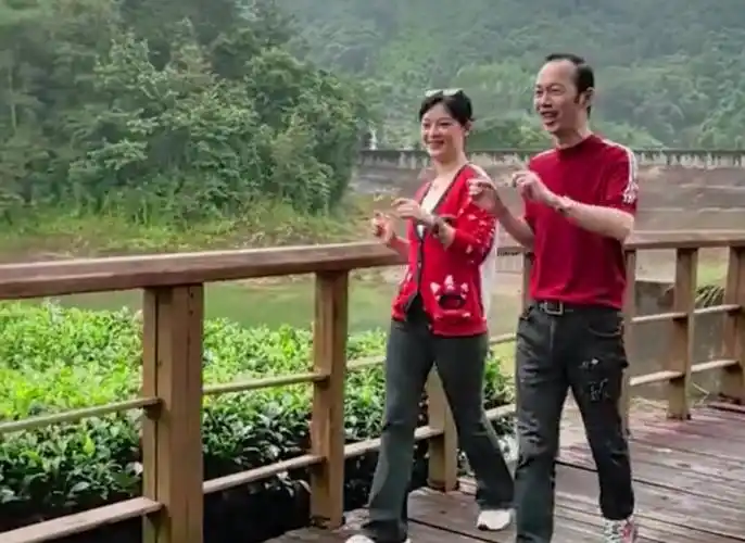 这些传言有几成真几成假,只能由大家判断了,但从年龄上看,郑钤丹结婚