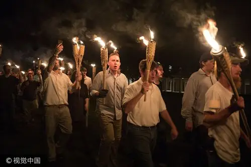 还原美国弗州冲突开端 种族主义者手举火把举行集会