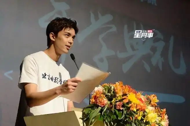 吴磊回学校领毕业证##吴磊北电答辩合照