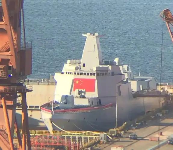 7月1日,大连两艘055万吨大驱挂上国旗,喜事在即?