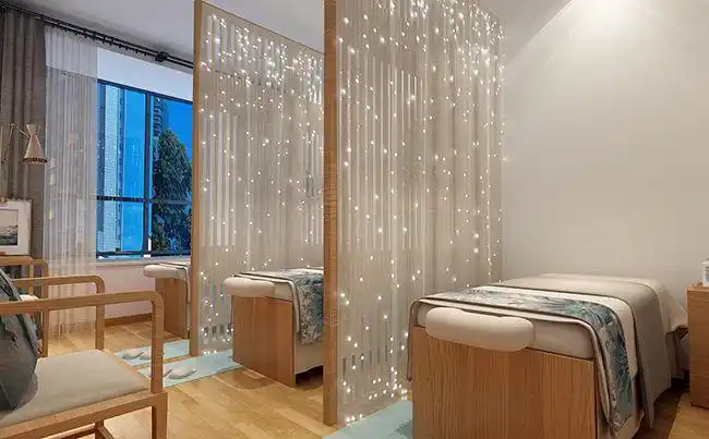 可以装饰一些屏风或者是隔断,通过一些屏风更换图片,给美容顾客以新颖