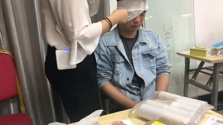 口腔实践技能操作 | 单眼绷带操作方法及注意事项