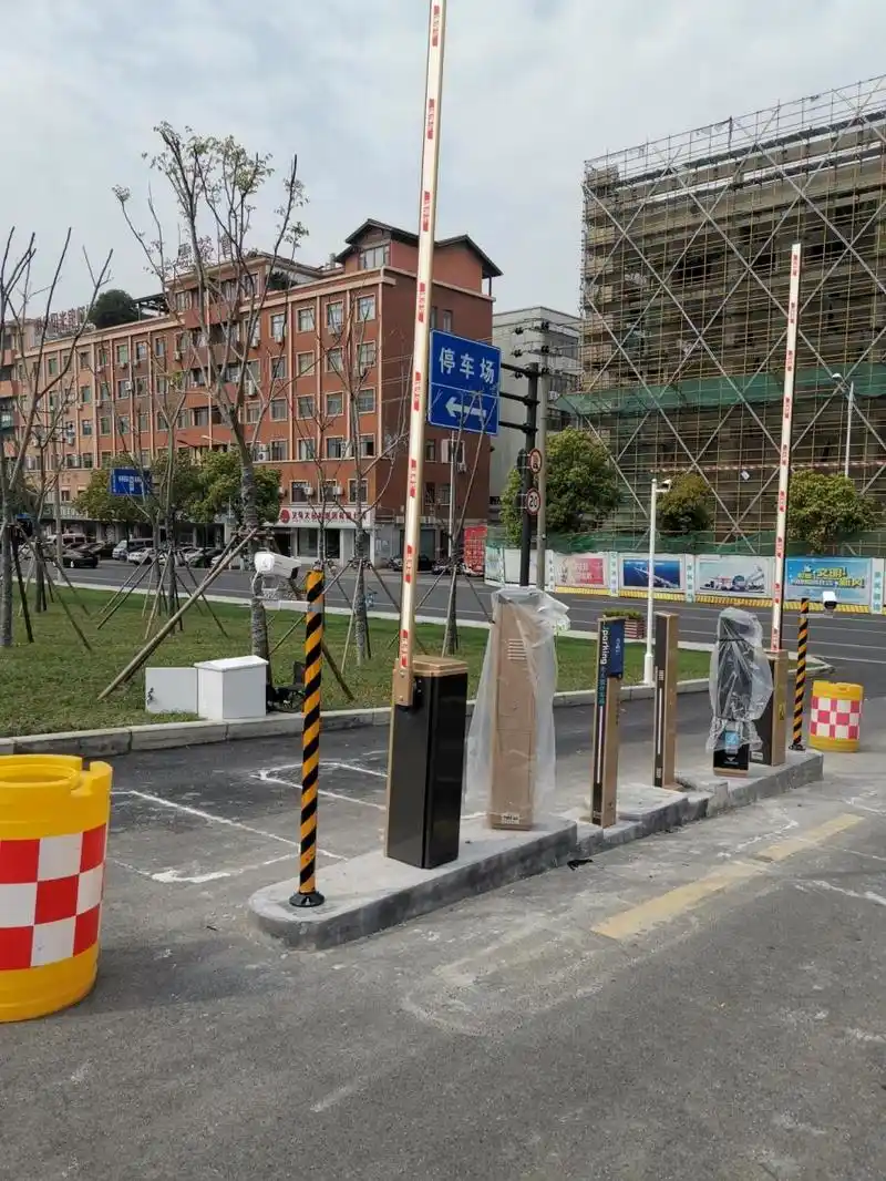 停车场位于西江路和香山路交叉口,现有收费泊位194个,设置出入口"二进